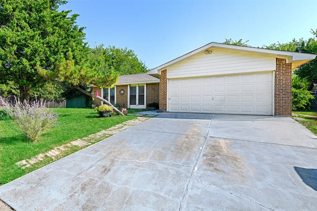1901 Angelina Drive Garland TX 75040