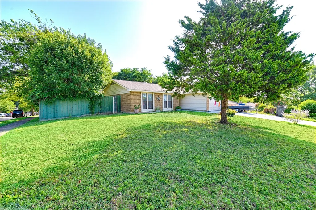 1901 Angelina Drive Garland TX 75040