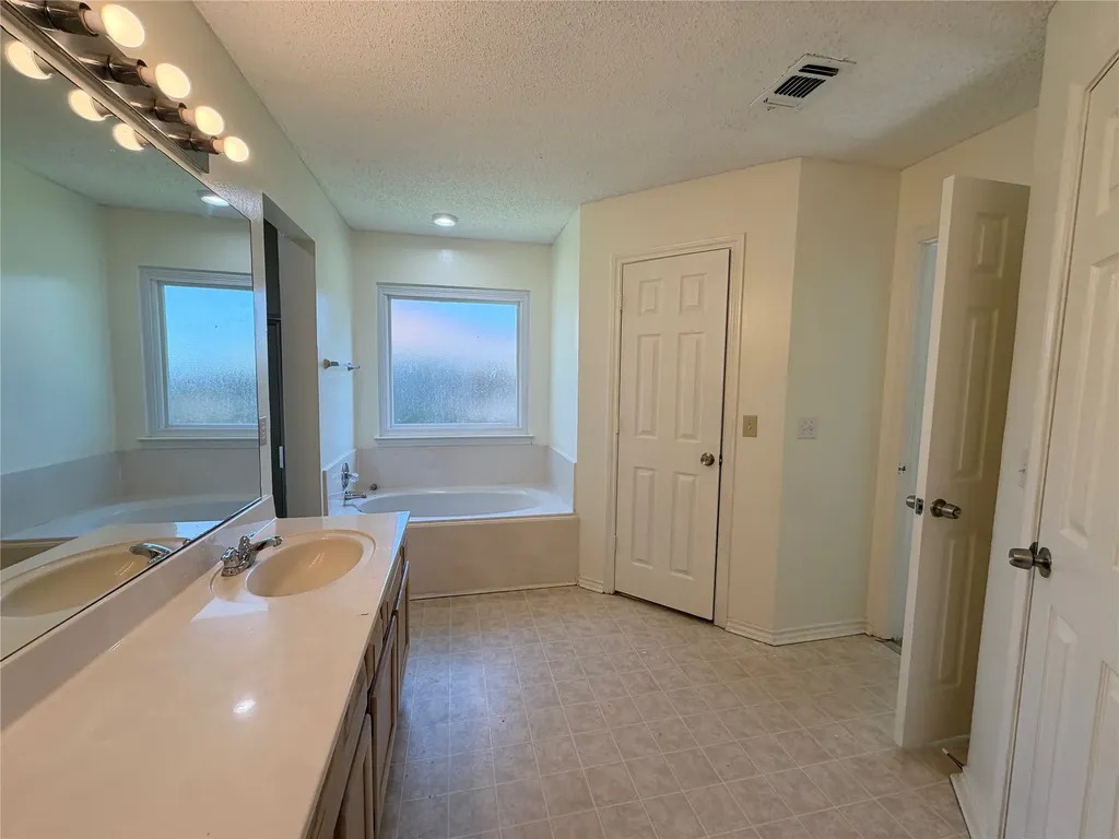 805 Hillbrooke Drive Arlington TX 76001