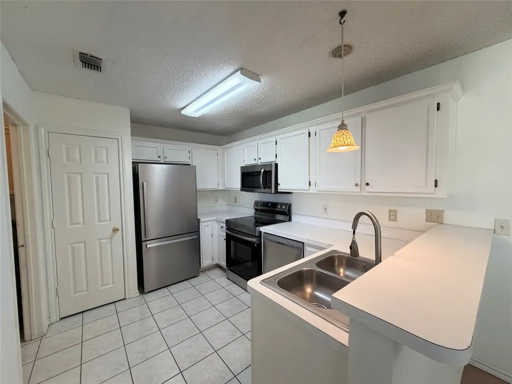 805 Hillbrooke Drive Arlington TX 76001