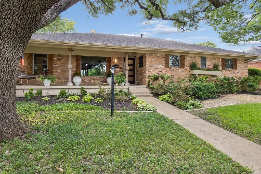 9605 Crestedge Drive Dallas TX 75238