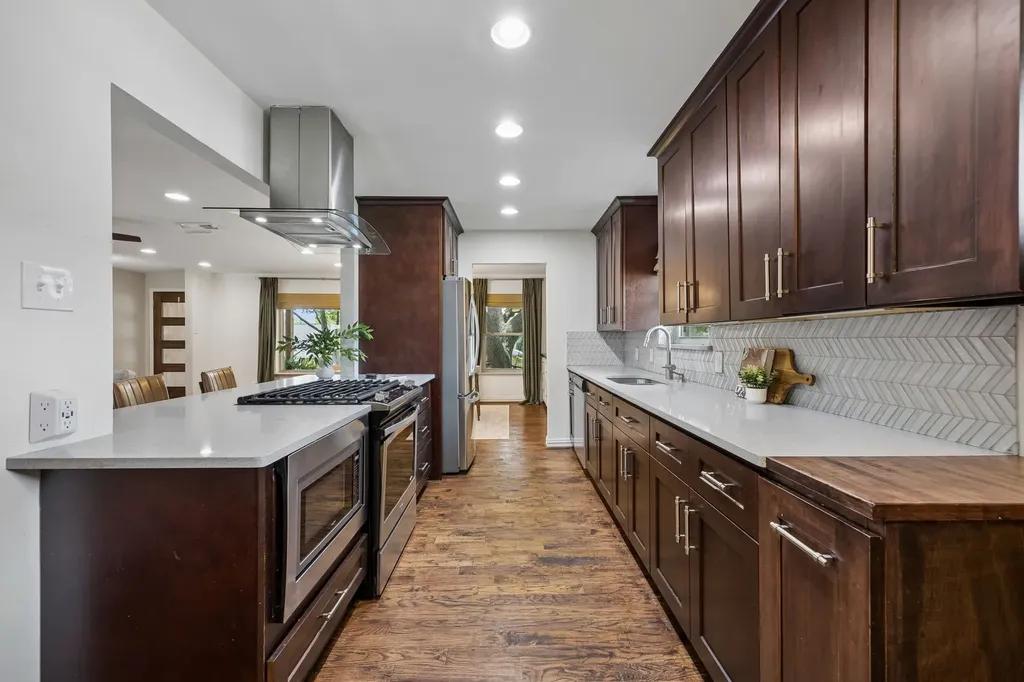 9605 Crestedge Drive Dallas TX 75238