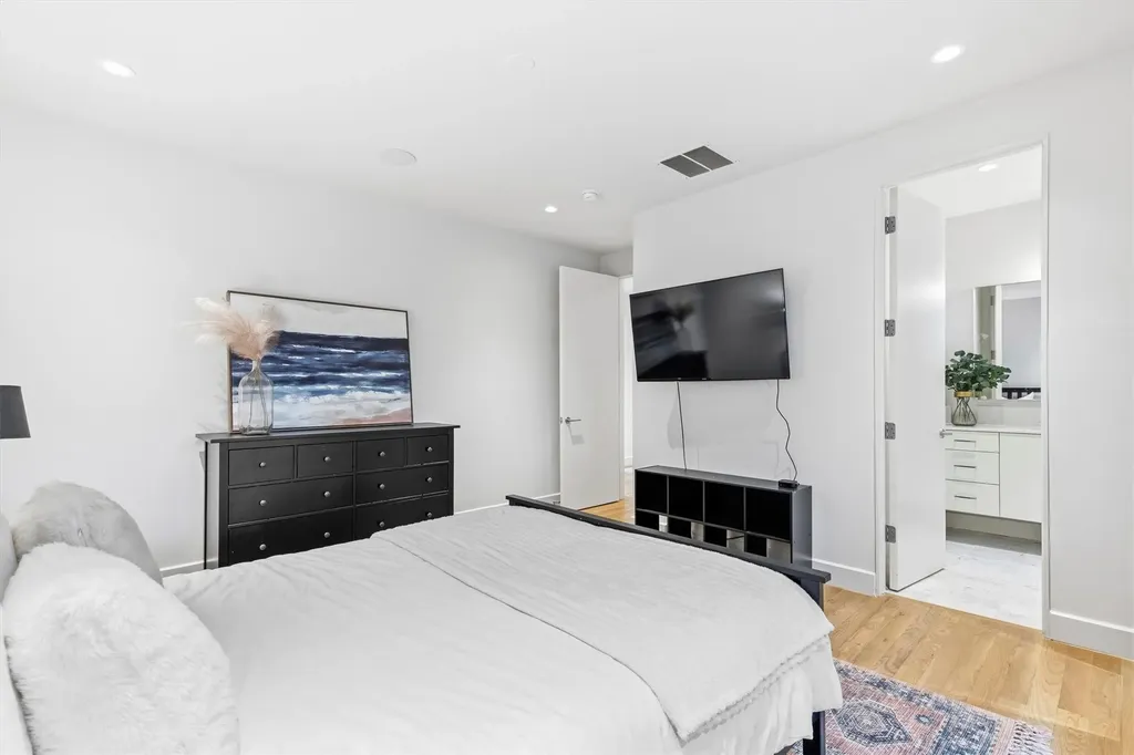 3867 Van Ness Lane Dallas TX 75220