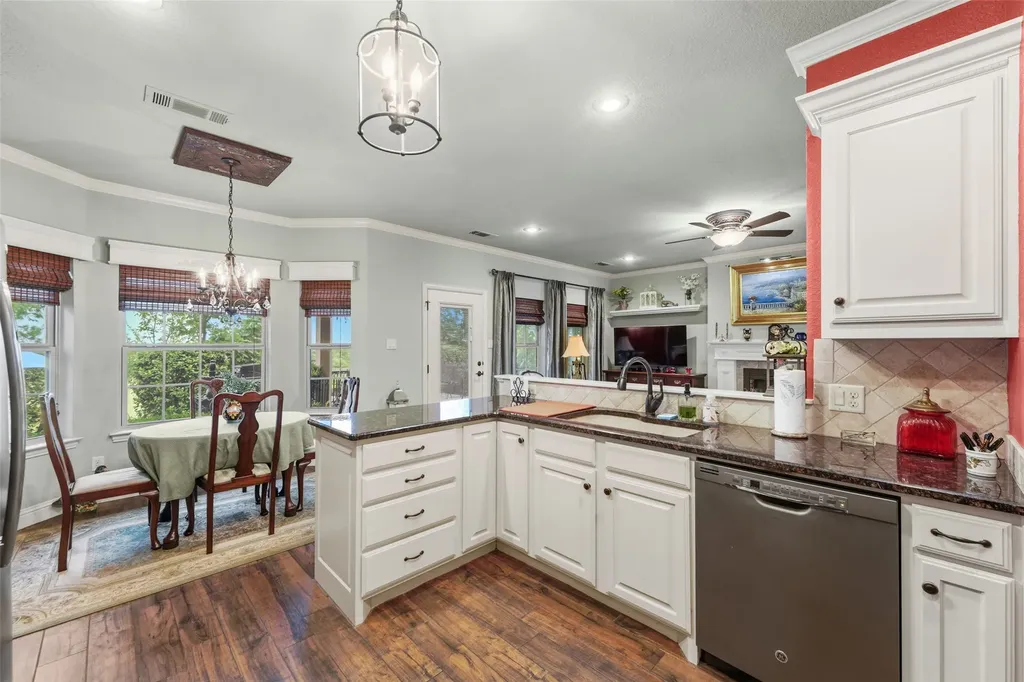 1243 Chartres Oak Ridge TX 75142