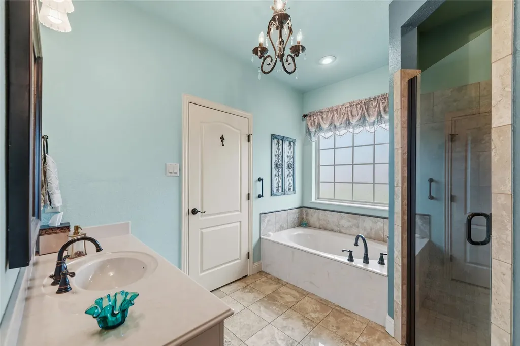 1243 Chartres Oak Ridge TX 75142