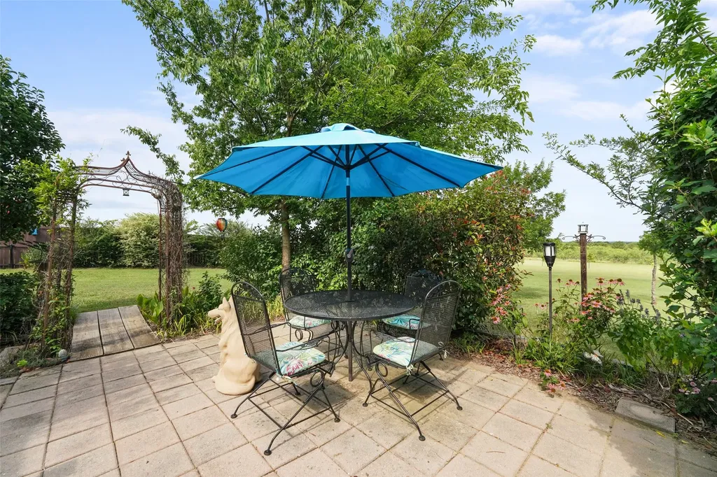 1243 Chartres Oak Ridge TX 75142