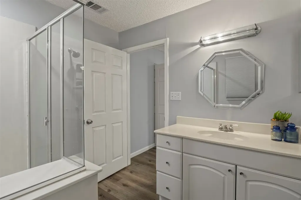706 Henslee Drive Euless TX 76040