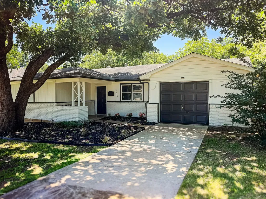 706 Henslee Drive Euless TX 76040
