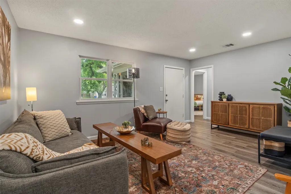 706 Henslee Drive Euless TX 76040
