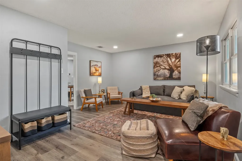 706 Henslee Drive Euless TX 76040
