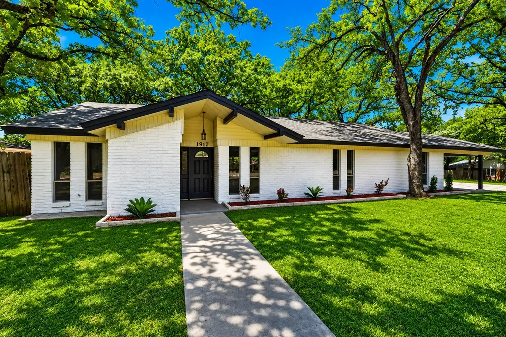 1917 Toplea Drive Euless TX 76040
