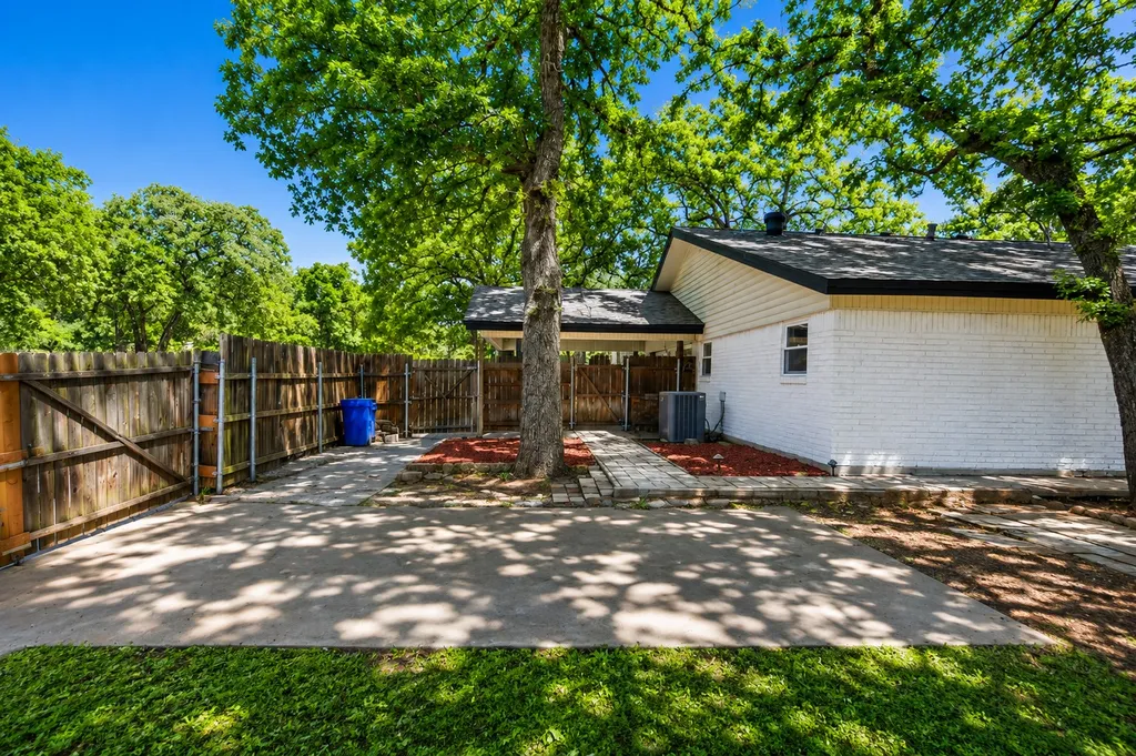 1917 Toplea Drive Euless TX 76040
