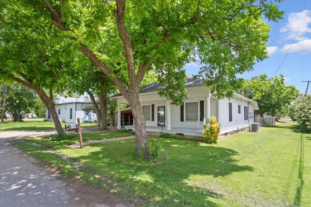 102 S Hogan Street Holland TX 76534