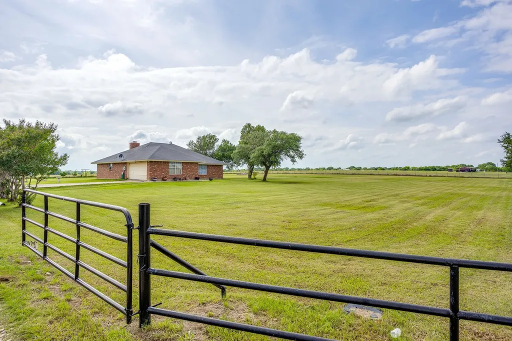 2516 County Road 415 Coyote Flats TX 76031