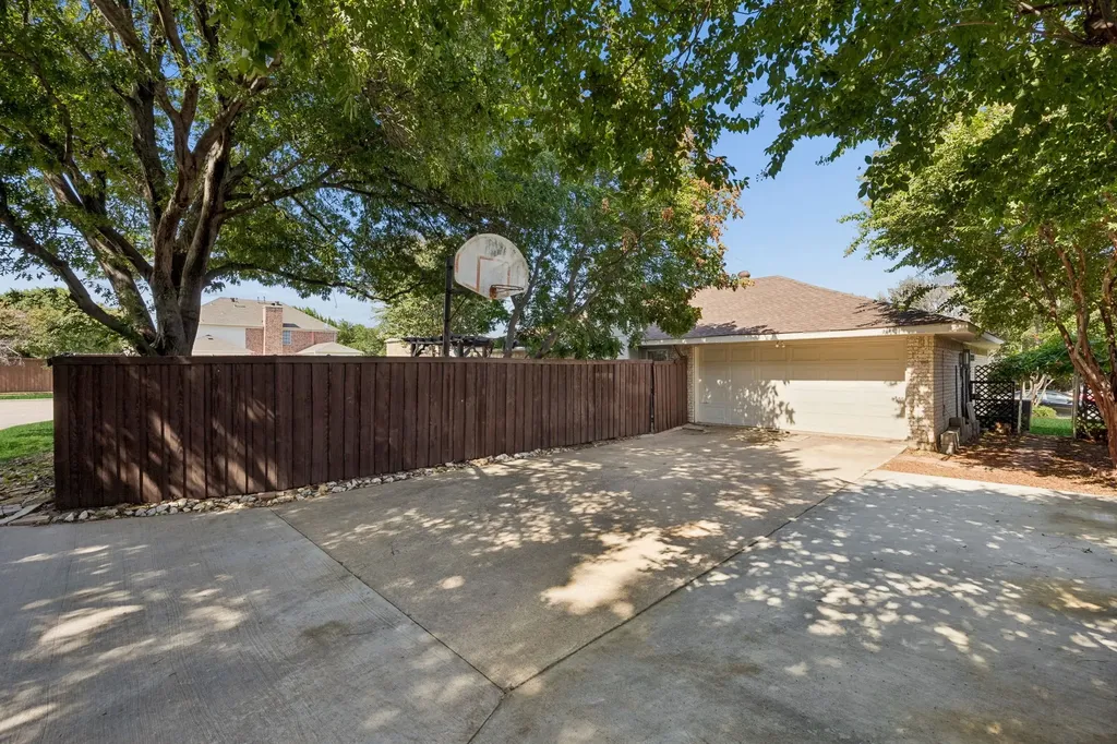 1043 Cherrywood Lane Carrollton TX 75006