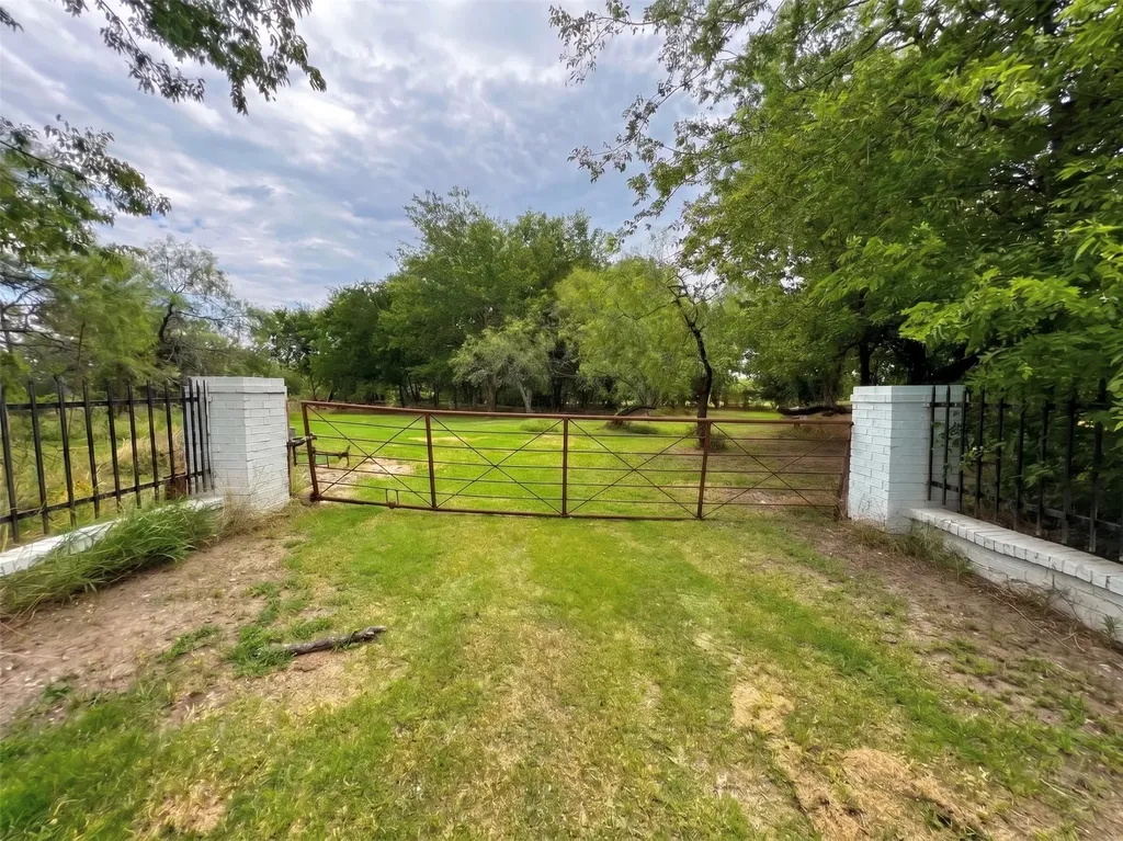 5910 Sh-34 Oak Ridge TX 75142