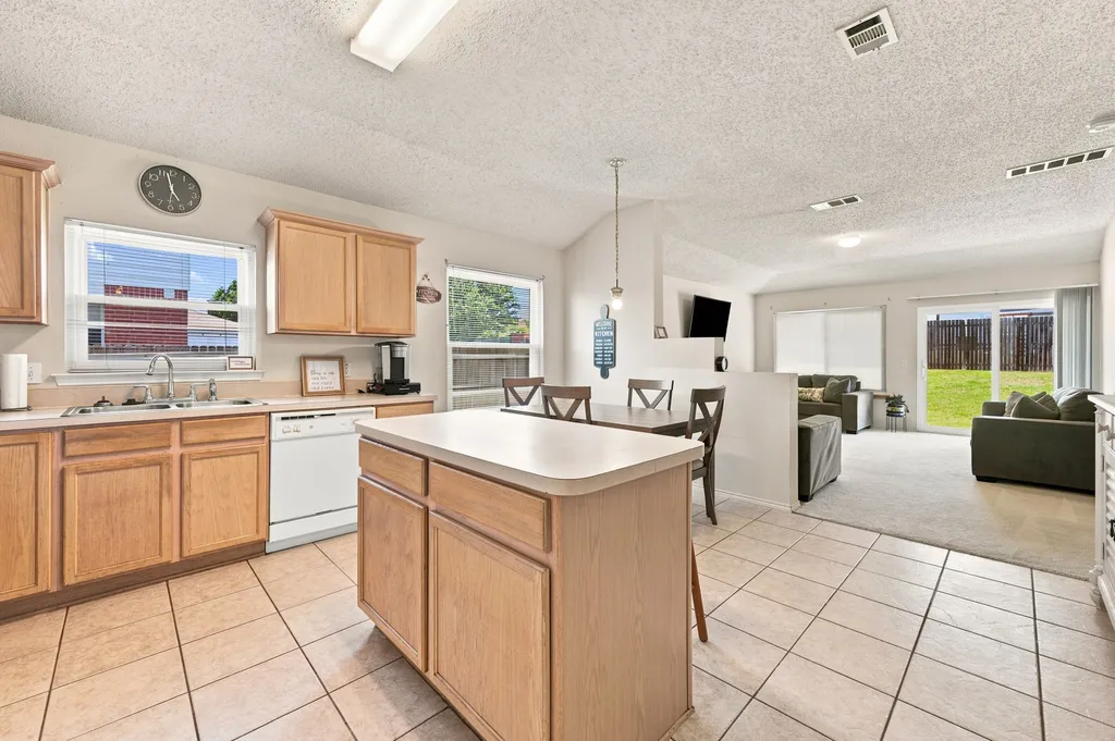 1409 Dundee Drive Arlington TX 76002