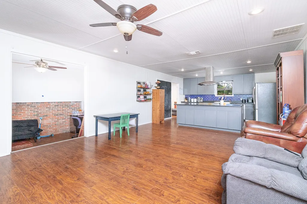 706 S Noyes Avenue Melvin TX 76858