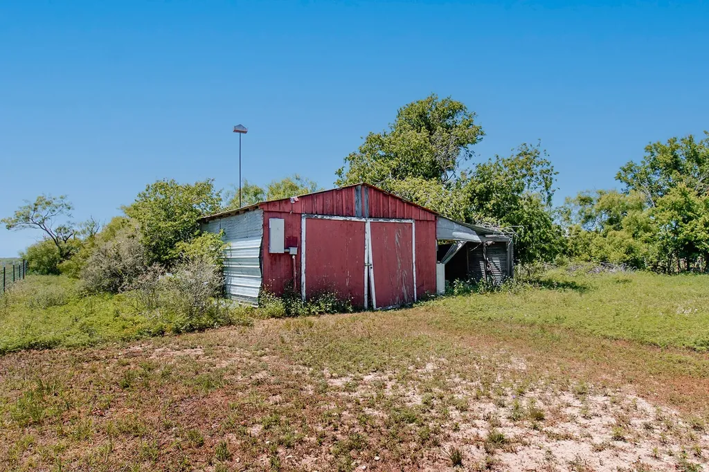 706 S Noyes Avenue Melvin TX 76858