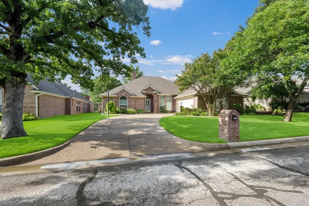3317 Tiverton Court Arlington TX 76001
