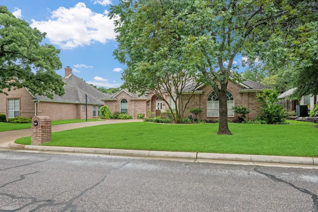 3317 Tiverton Court Arlington TX 76001