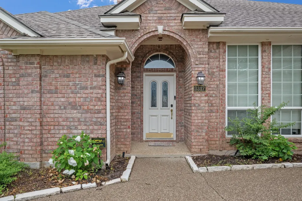 3317 Tiverton Court Arlington TX 76001