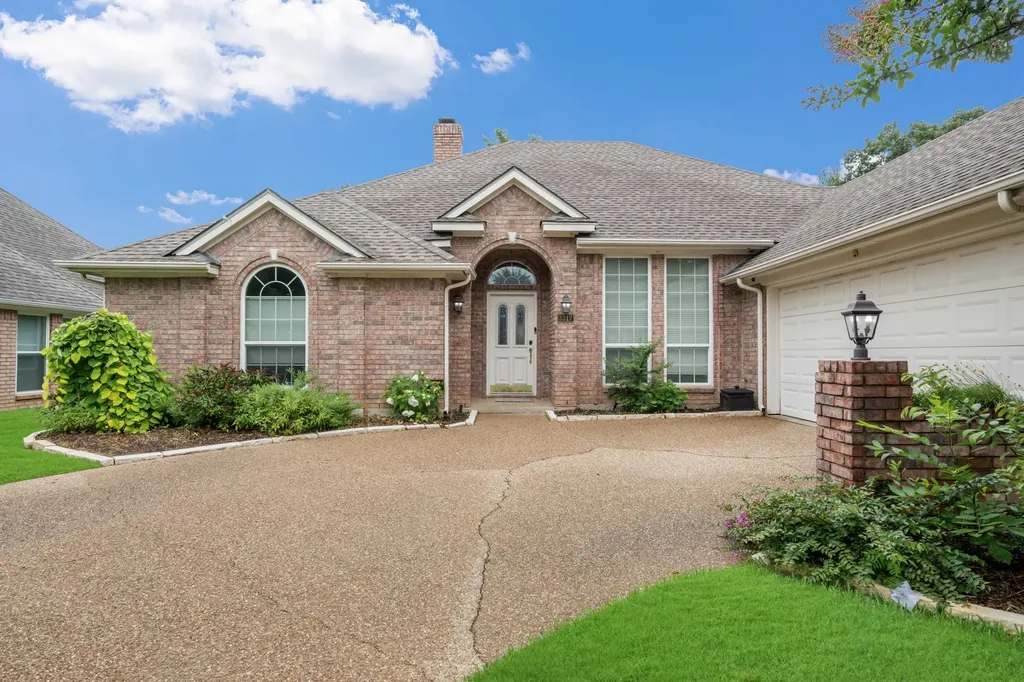 3317 Tiverton Court Arlington TX 76001