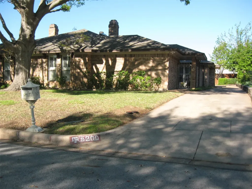 5200 Ledgestone Drive Fort Worth TX 76132
