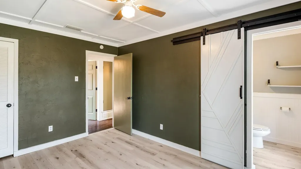 906 Pleasant Valley Road Garland TX 75040