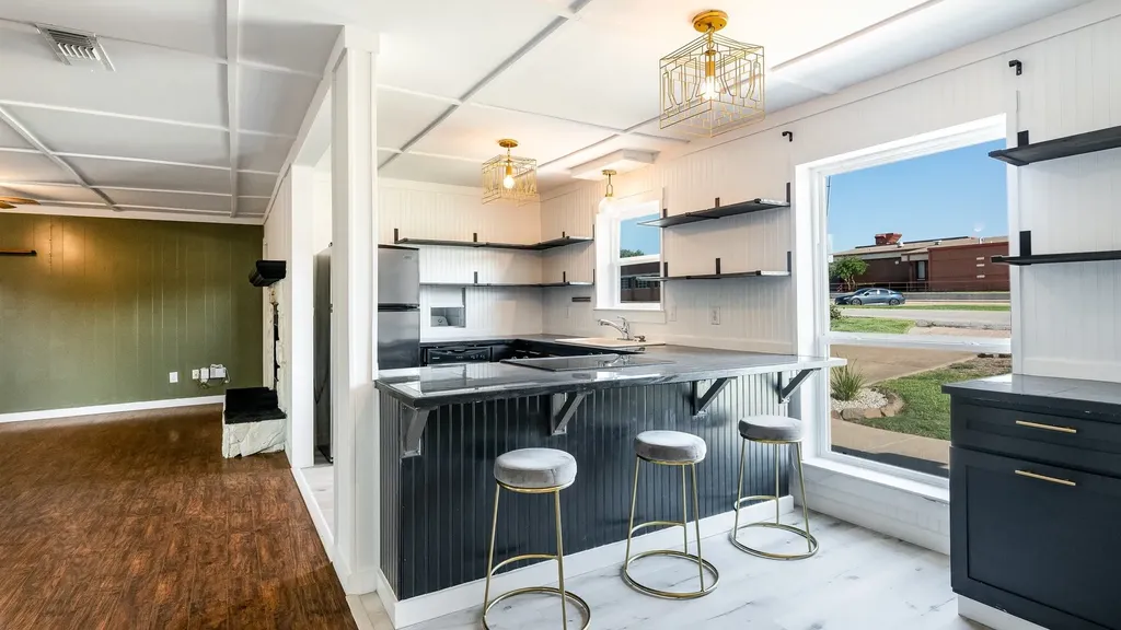 906 Pleasant Valley Road Garland TX 75040