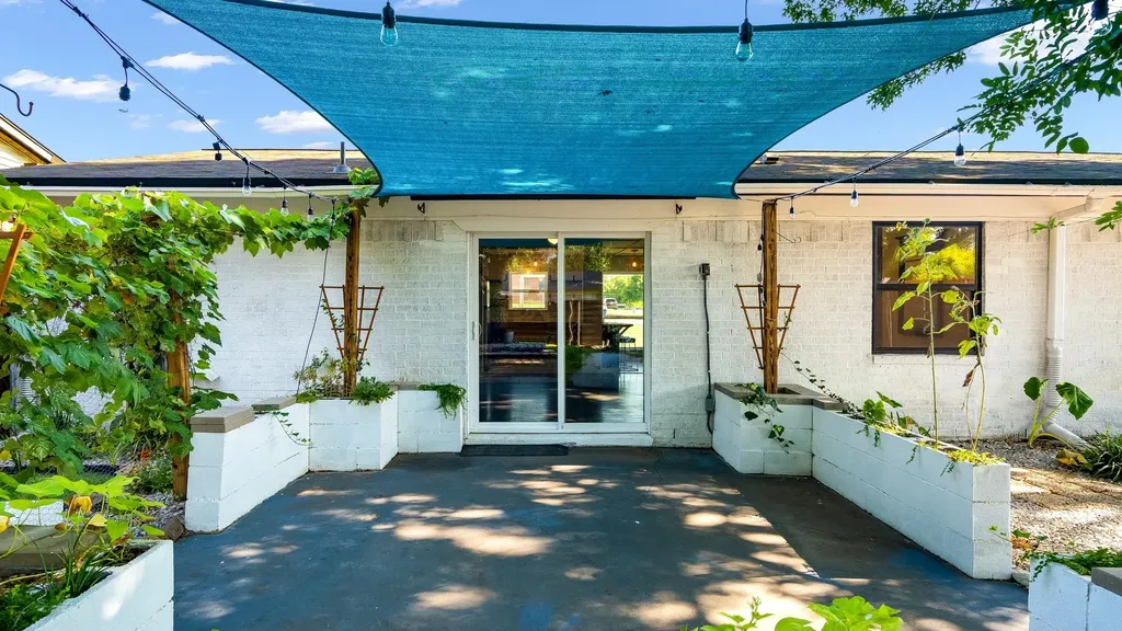 906 Pleasant Valley Road Garland TX 75040