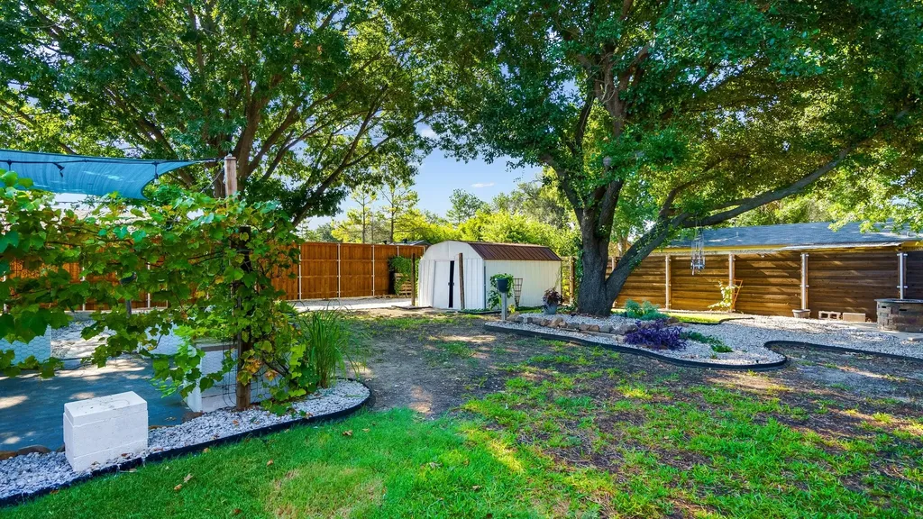906 Pleasant Valley Road Garland TX 75040