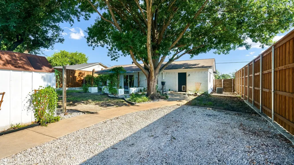906 Pleasant Valley Road Garland TX 75040