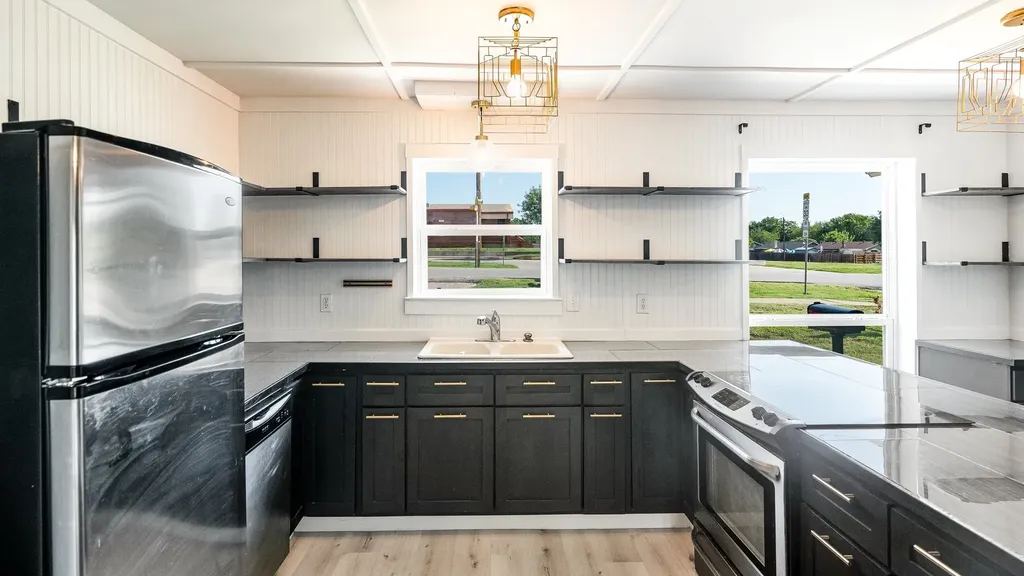 906 Pleasant Valley Road Garland TX 75040