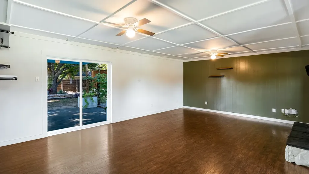 906 Pleasant Valley Road Garland TX 75040