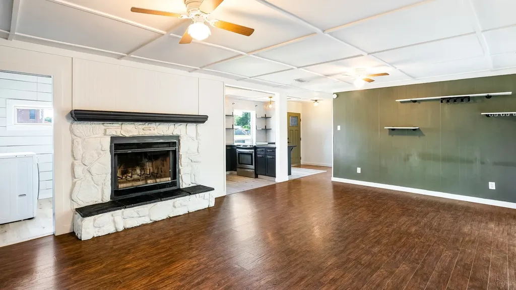 906 Pleasant Valley Road Garland TX 75040