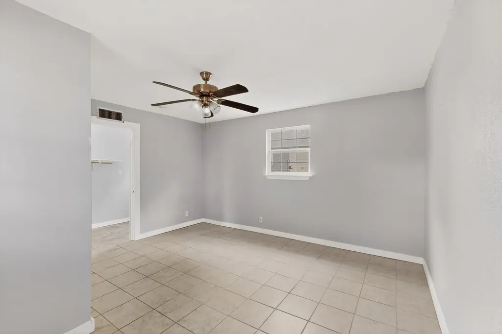 907 Ogden Avenue Cockrell Hill TX 75211