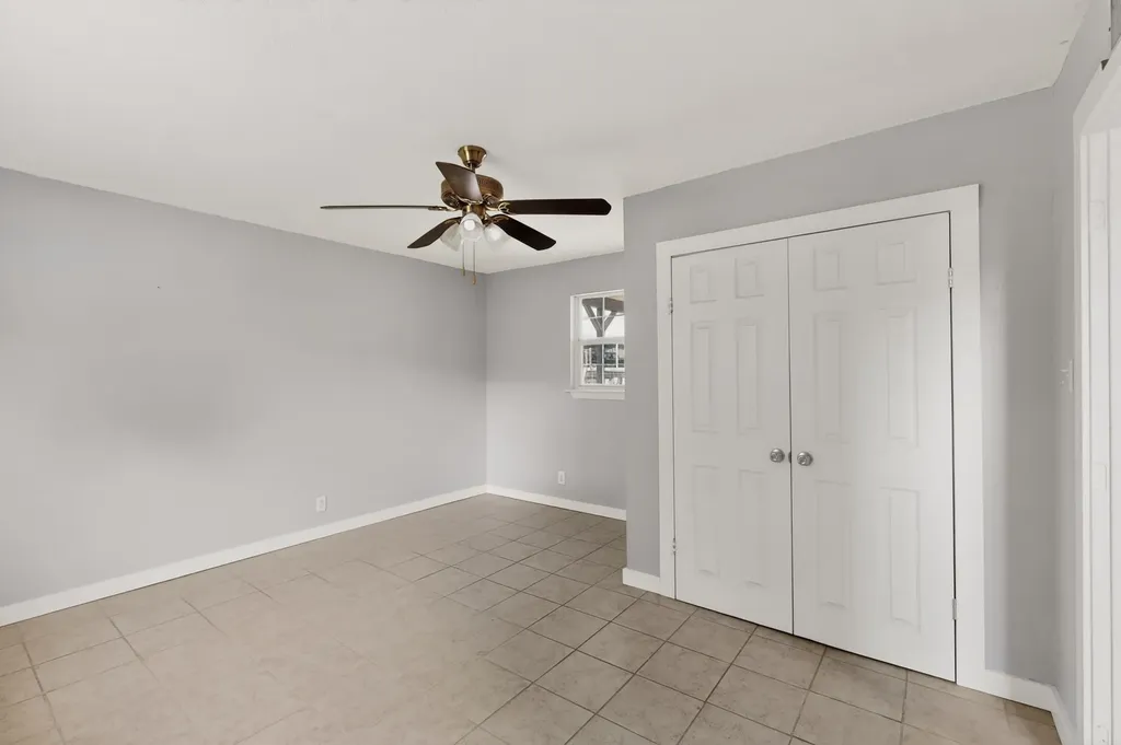 907 Ogden Avenue Cockrell Hill TX 75211
