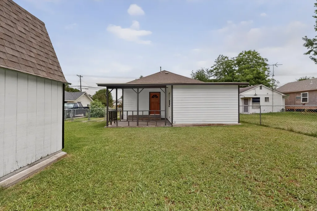 907 Ogden Avenue Cockrell Hill TX 75211