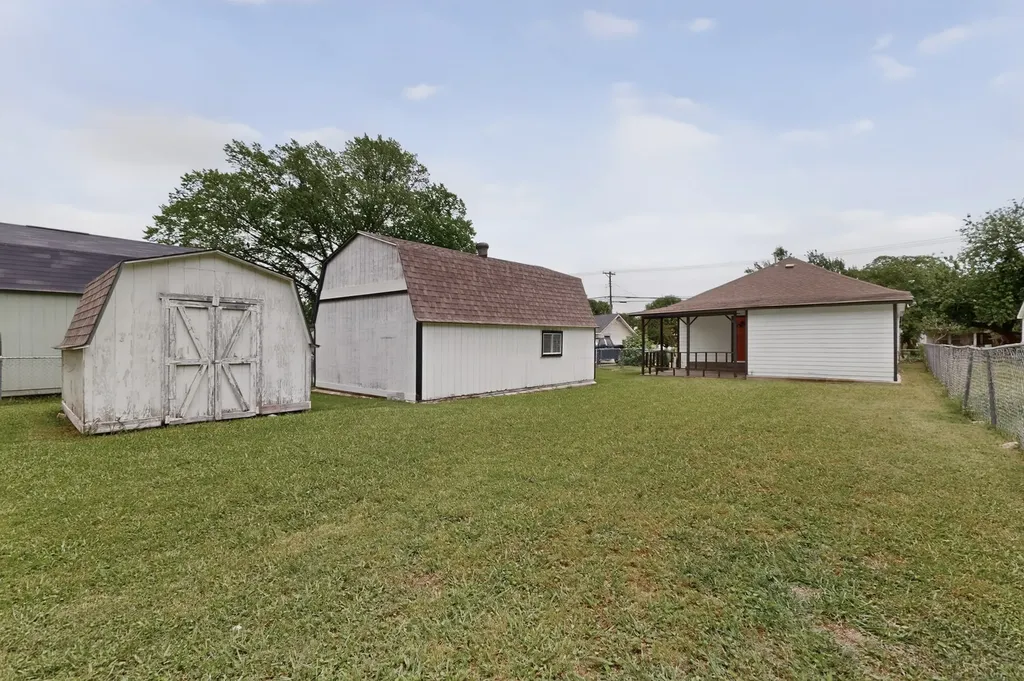 907 Ogden Avenue Cockrell Hill TX 75211