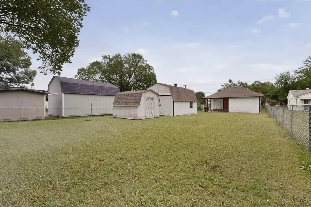 907 Ogden Avenue Cockrell Hill TX 75211