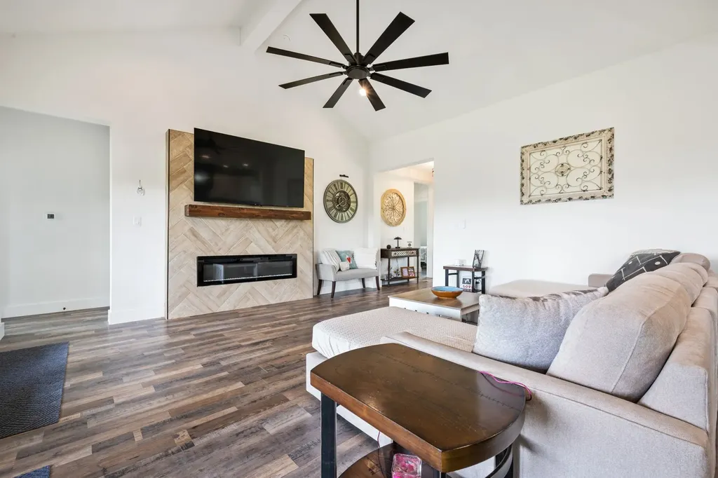 5675 Compass Way Bluff Dale TX 76433