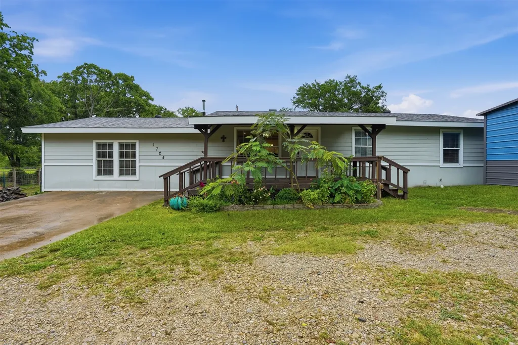 1724 E Crestway Drive West Tawakoni TX 75474