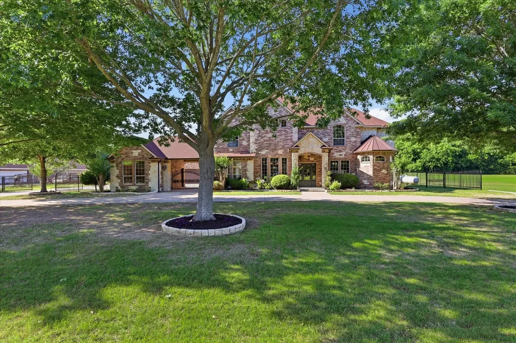 2056 Willow Bend Drive Oak Leaf TX 75154