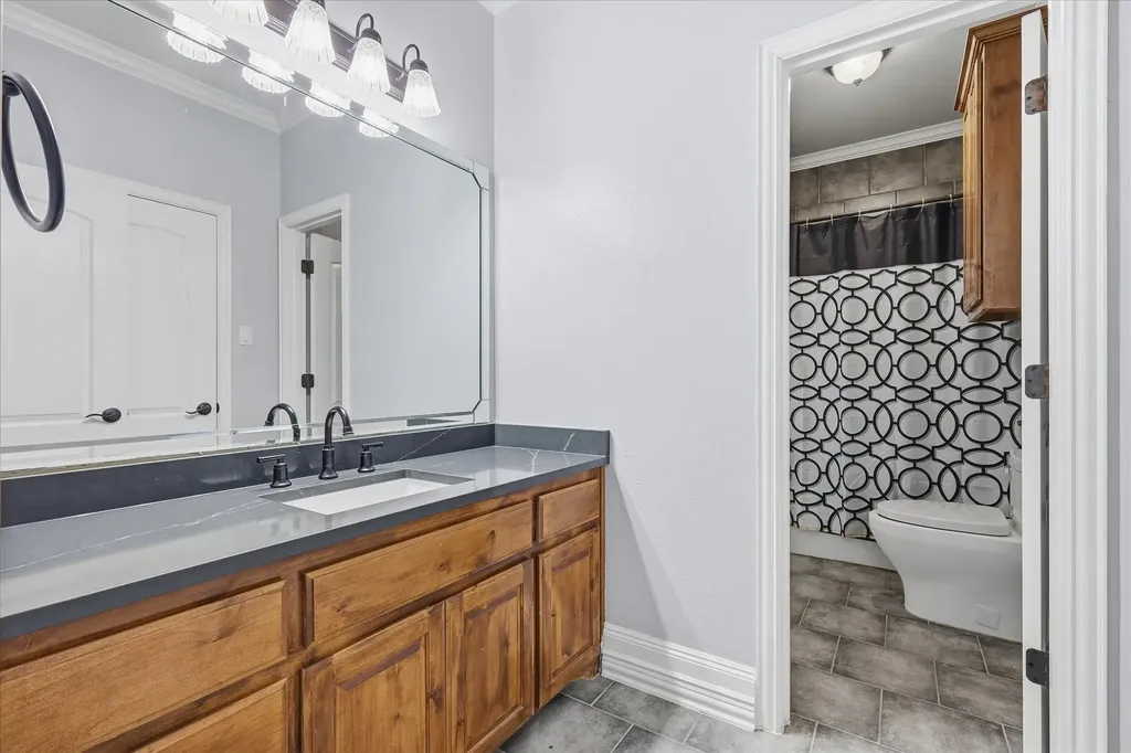 2056 Willow Bend Drive Oak Leaf TX 75154