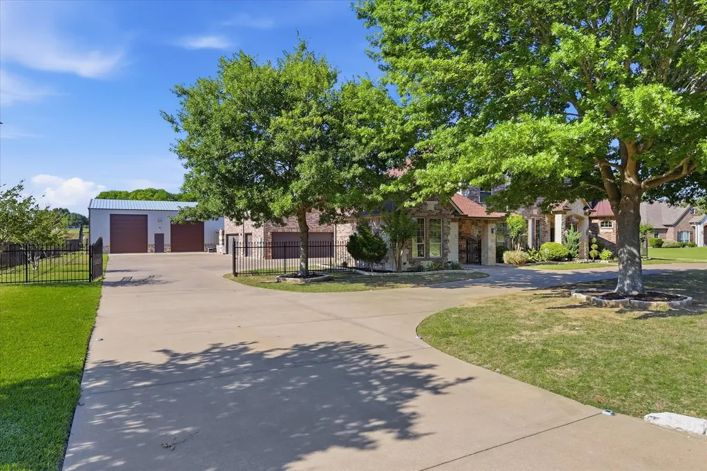 2056 Willow Bend Drive Oak Leaf TX 75154