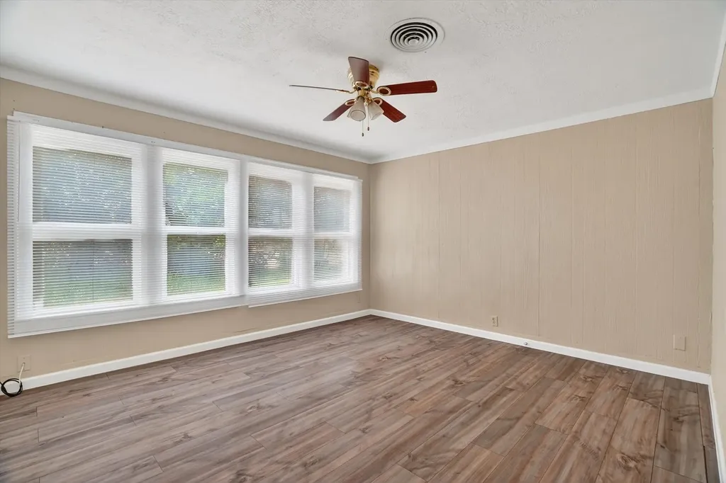 320 N 2nd Street Jacksboro TX 76458