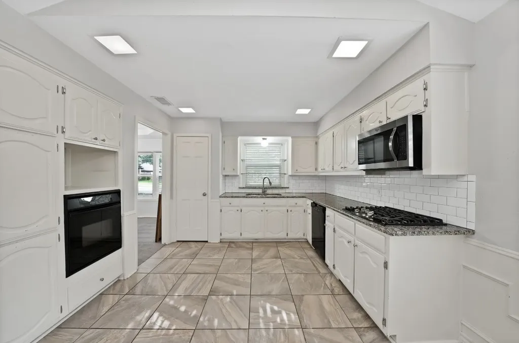 1122 Chimneyrock Trail Garland TX 75043
