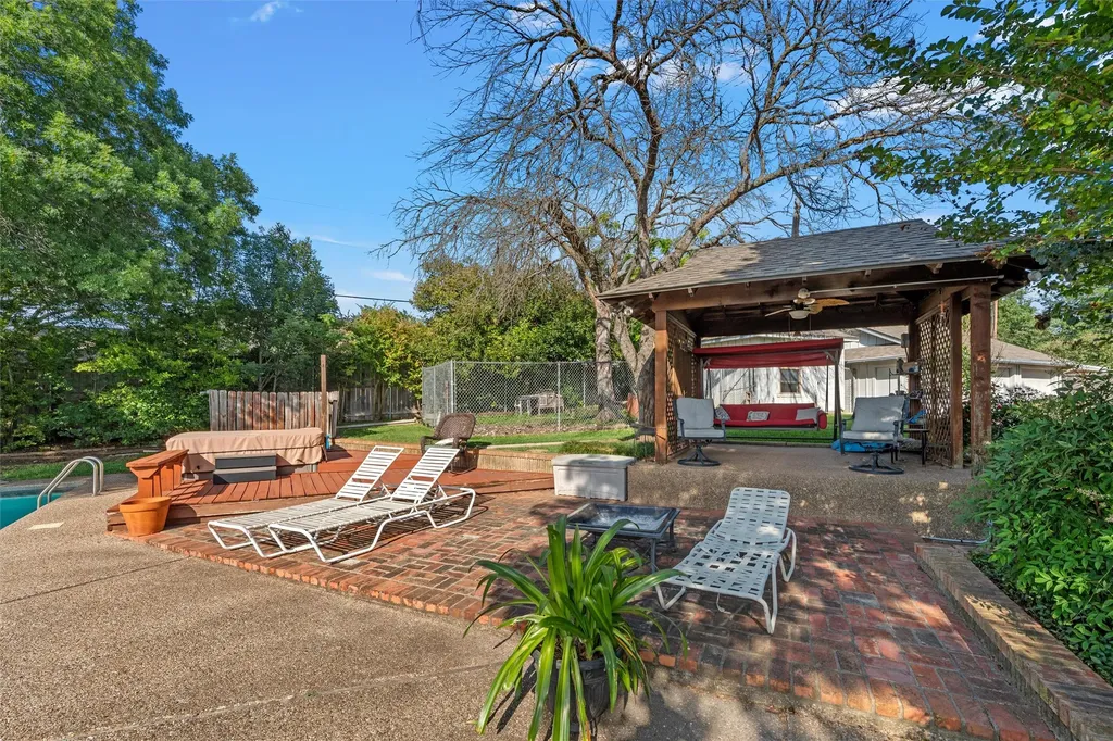 10011 Lost Oak Ridge Drive Woodway TX 76712