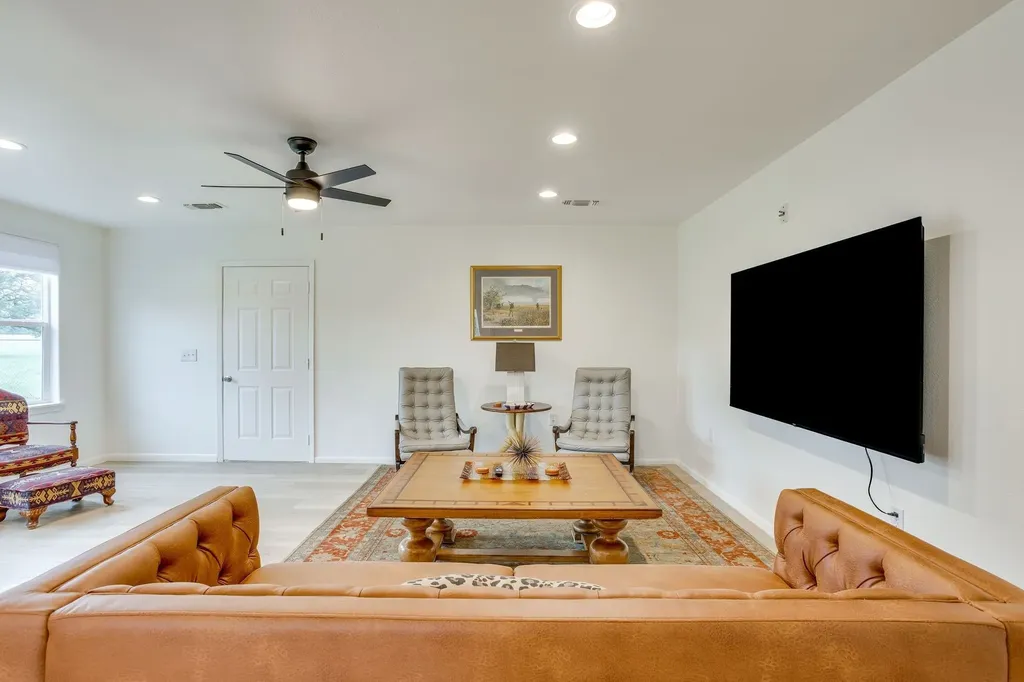 400 S 10th Avenue Palo Pinto TX 76472